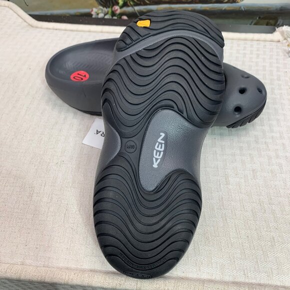 Keen Mens Size 10 Black Slip-On Clogs With Ventilation Holes & Textured Outsole - Picture 3 of 5